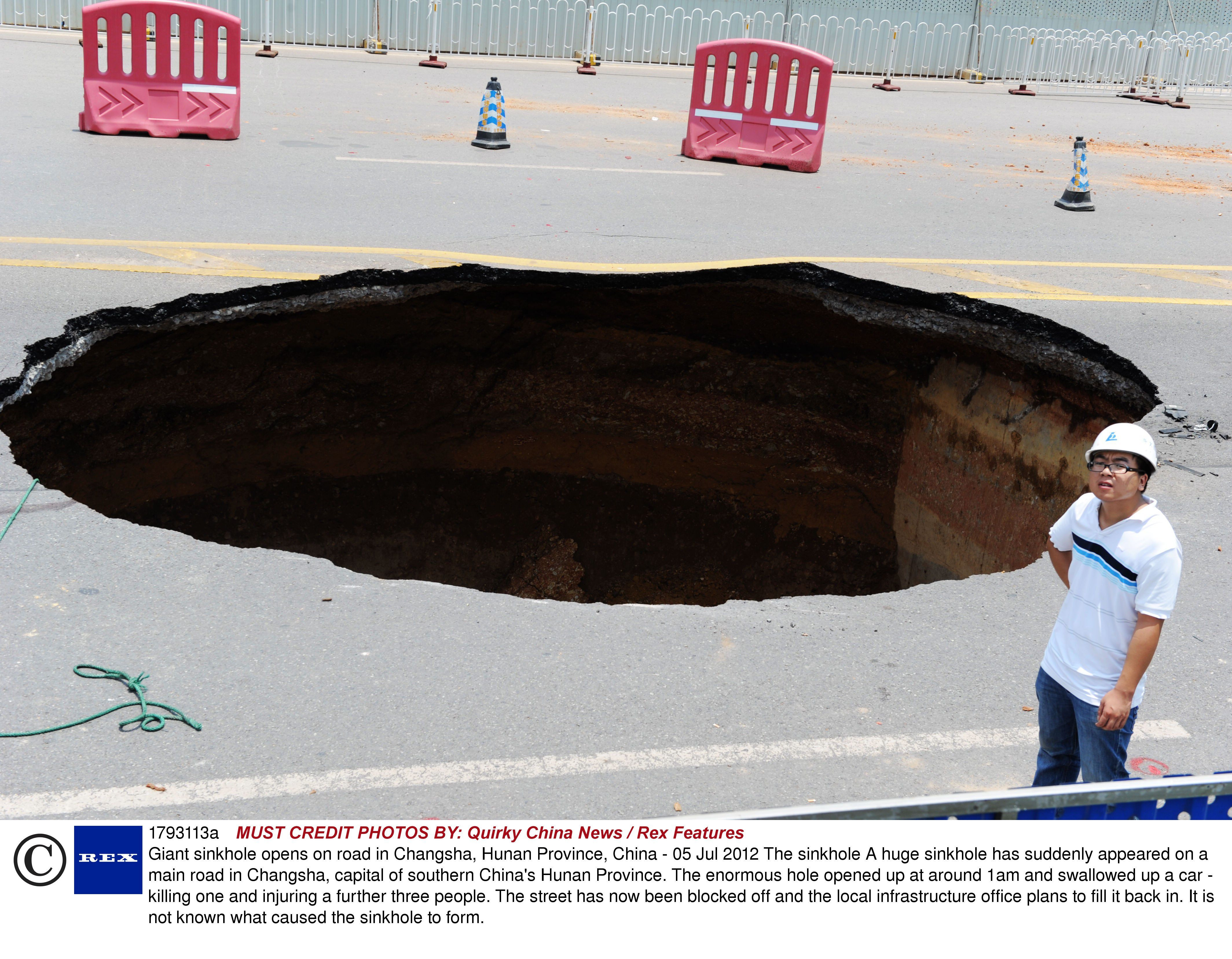 Fenomen ciudat in China. Nimeni nu-si poate explica cum a aparut aceasta groapa in mijlocul drumului