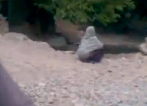 VIDEO SOCANT. Femeie afgana impuscata pentru ca doi barbati nu au picat de acord care s-o aiba