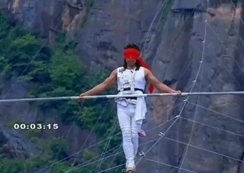 VIDEO. Supravietuirea miraculoasa a unui sportiv care a sfidat moartea. A cazut cand mergea pe sarma