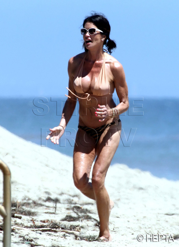 Lumea s-a adunat pe plaja cand a aparut acest top model. Ce a aratat in afara decolteului.FOTO