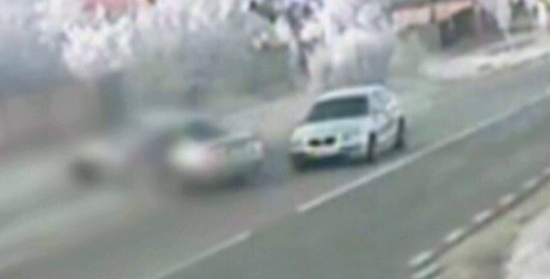 IMAGINI CAMERA SUPRAVEGHERE. Un barbat si vaca lui, spulberati de un sofer care gonea nebuneste