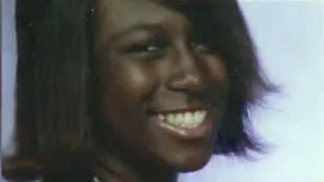 O tanara a murit impuscata dupa ce, in timp ce imbratisa un politist, arma acestuia s-a descarcat