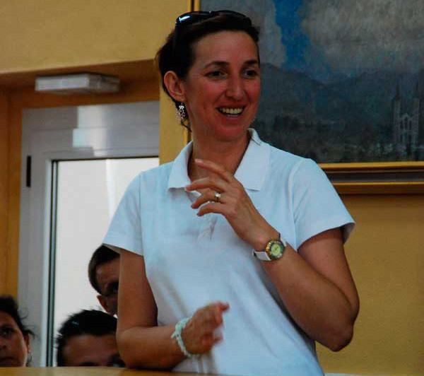 Femeia care sustine ca poate vorbi cu Fecioara Maria. Mii de oameni merg in pelerinaj sa o vada