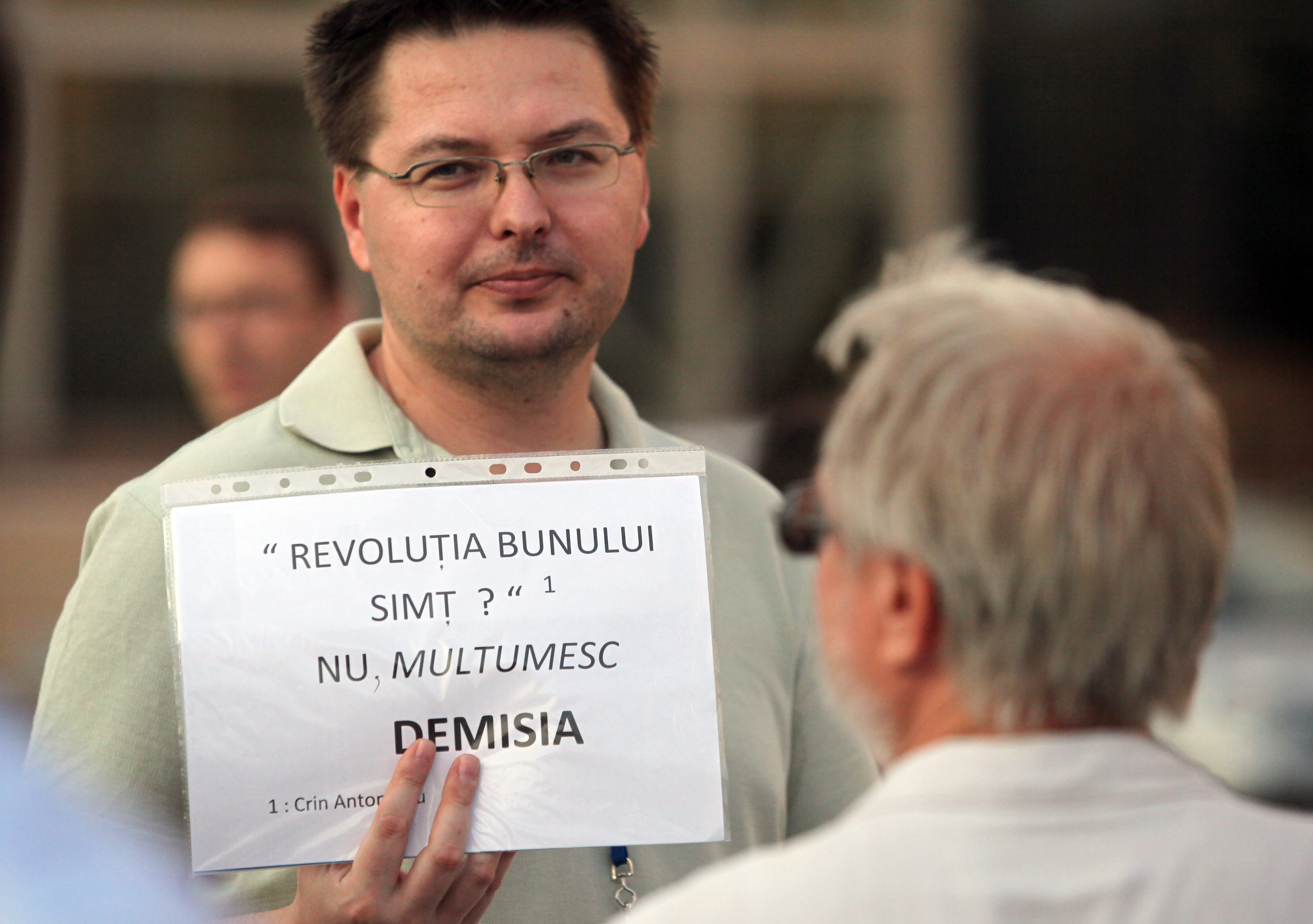Victor Ponta nu a mai mers la Ministerul Educatiei, unde mai multi protestatari ii cereau demisia