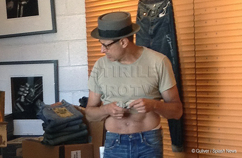 La 60 de ani, are un abdomen de fier. Nu e de mirare ca iubita lui e cu 30 de ani mai tanara. FOTO