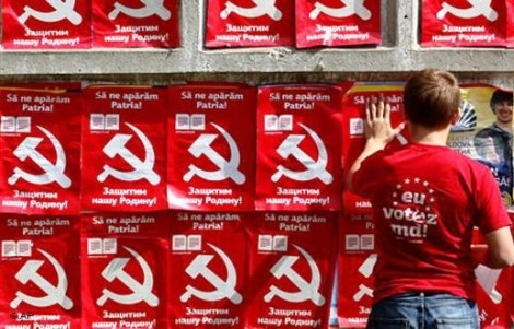 Lege istorica inregistrata in Parlamentul din Moldova. Liberalii vor sa interzica secera si ciocanul