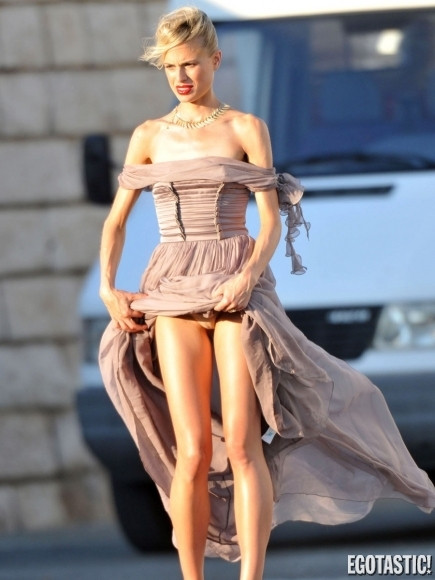 Accidentul vestimentar care nu lasa loc imaginatiei. Ipostaza in care nu ai mai vazut-o NICIODATA