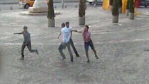 Conflict violent in centrul Capitalei. Nu s-au inteles care sa-si puna primul sare in shaorma. VIDEO