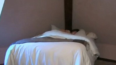 "O tanara vine in pat, langa tine, dar nu e nimic sexual in asta". Afacerea originala a unei femei