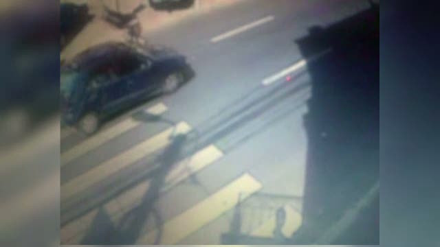 VIDEO. Momentul in care o femeie este lovita in plin pe trecerea de pietoni de masina unei soferite