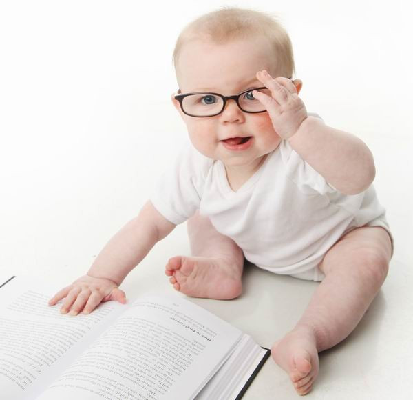 Copiii care au nevoie de ochelari trebuie dusi la control din 6 in 6 luni. Cand au nevoie bebelusii de lentile de contact