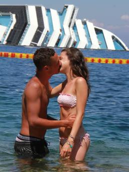 Sarutul lor, o lipsa totala de respect fata de zeci de oameni. Fundalul din poza ascunde o tragedie