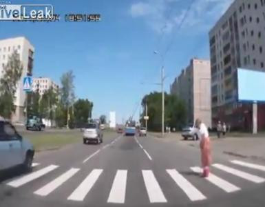 VIDEO. Reactia uluitoare a unei batrane care vrea sa traverseze strada