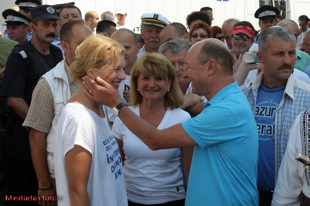 Referendum 2012. Basescu a aprins "flacara democratiei" la Cluj. Scandari impotriva lui la Bucuresti