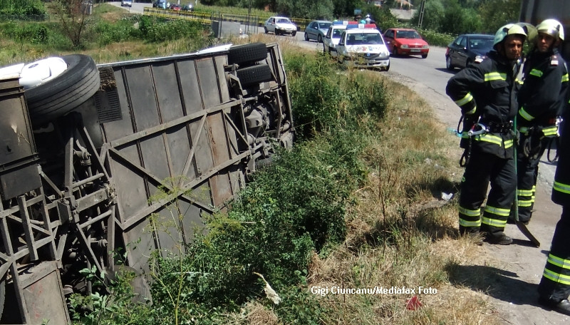 O persoana si-a pierdut viata, dupa ce un autocar s-a rasturnat langa vama Nadlac.Cauza accidentului