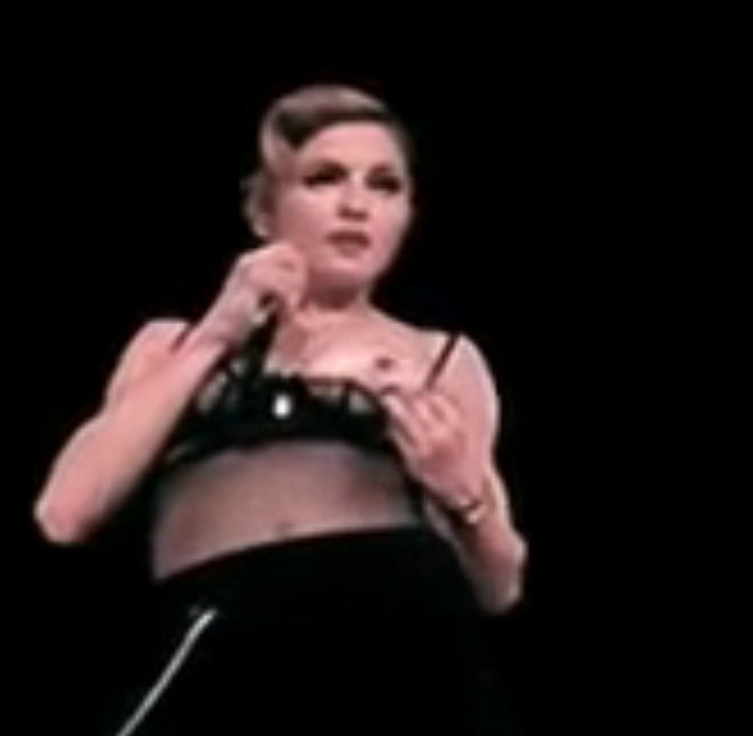 Gestul provocator al unei artiste care a incins spiritele la un concert in Paris. Video