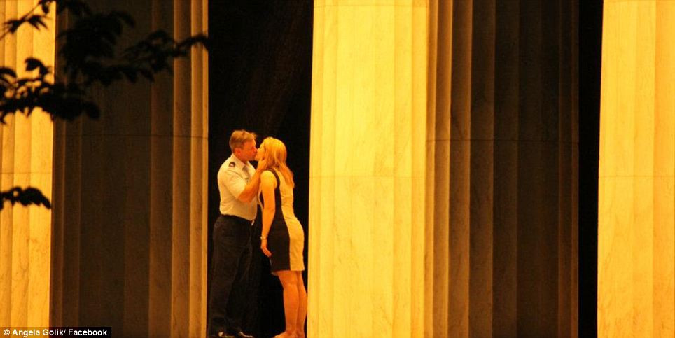 "Este cel mai sensibil moment surprins intr-o fotografie". O tara vrea sa afle cine sunt cei doi