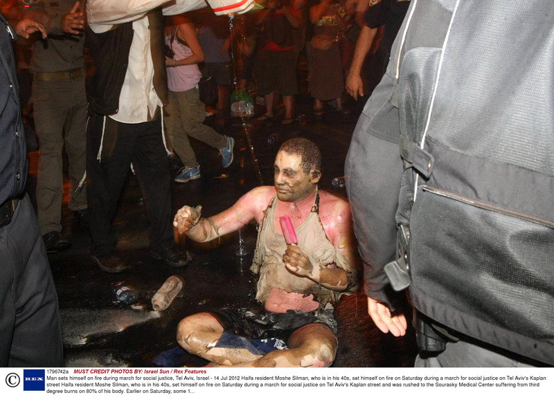 Imagini SOCANTE. Protestatar mancand inghetata. Cu cateva secunde inainte trupul sau era o torta vie