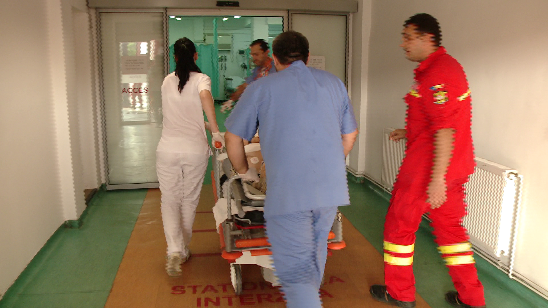 Nu a incatusat o pacienta agitata si era sa plateasca cu viata. Un asistent, injunghiat in piept