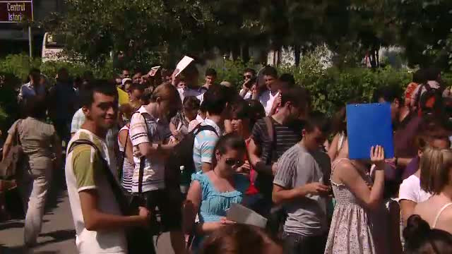 Au inceput inscrierile la facultate. La ce universitati e concurenta mare si unde se da inca examen