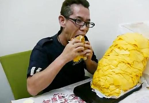 VIDEO. Sandvisul cu 1.000 de felii de branza, noul record al tanarului celebru pentru apetitul sau