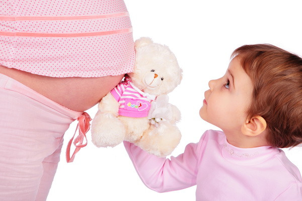 Nastere naturala dupa cezariana? Dr. Michel Odent iti spune care sunt recomandarile si riscurile