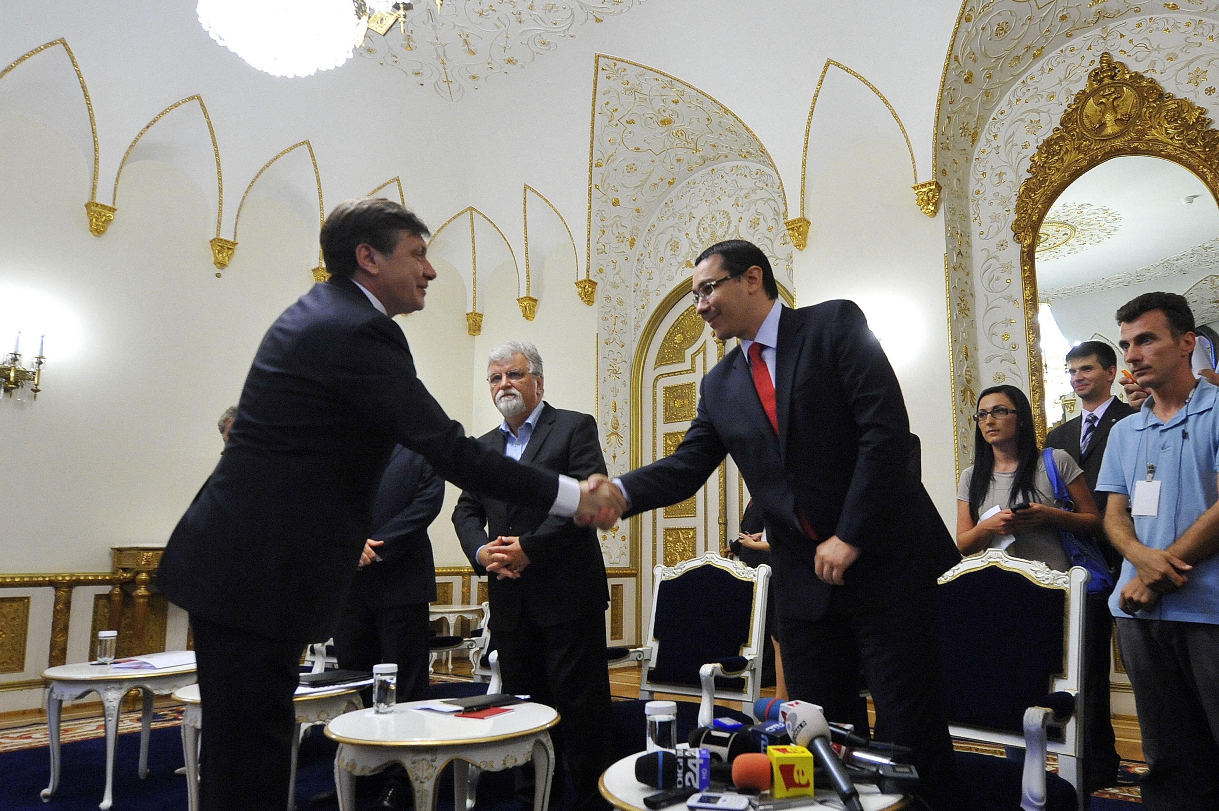 Referendumul, validat de 50%+1 din persoanele cu drept de vot. Urnele s-ar putea inchide la 22:00