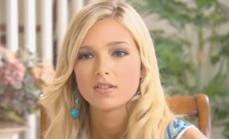 Reportaj CNN: E una dintre cele mai frumoase femei din America, dar stie asta din povestile altora