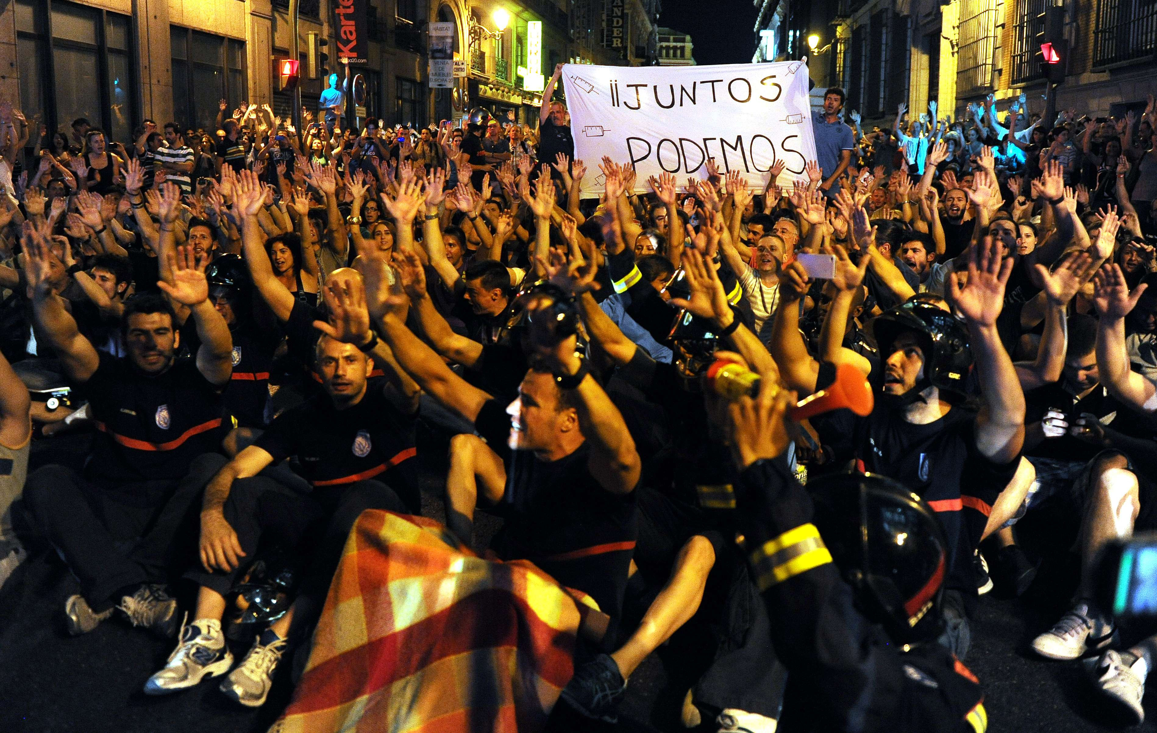 "Multumim functionarilor", cuvintele cheie de pe Twitter ce scot mii de oameni pe strazi in Spania