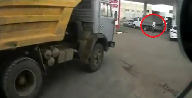 CEL mai NOROCOS OM din LUME: a reusit sa supravietuiasca, fara nicio zgarietura, unui accident in care au fost implicate 4 masini!