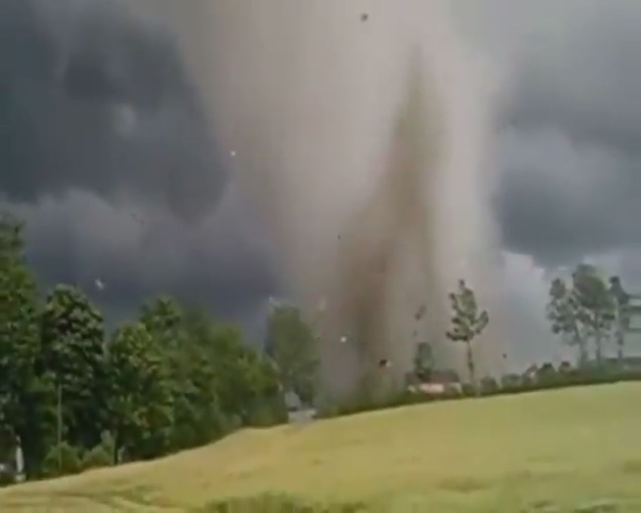Tornada devastatoare in Polonia, surprinsa de un cameraman amator. VIDEO