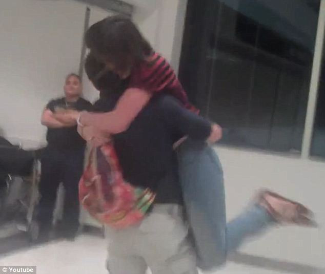 VIDEO. Primul sarut, dupa 5 ani de relatie la distanta. Doua destine, unite de un joc online