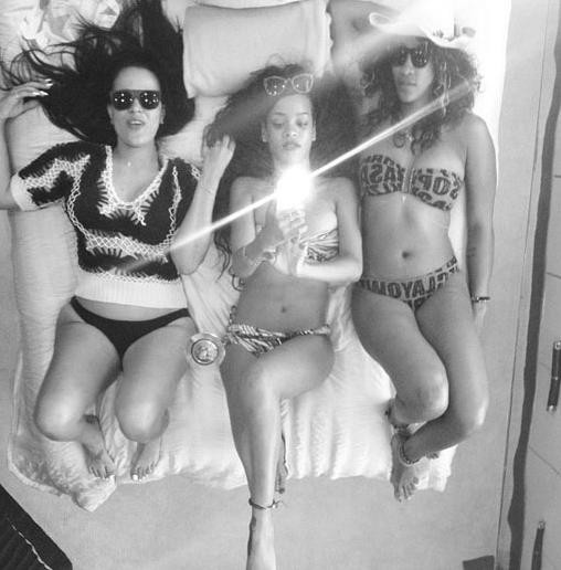 Cum se distreaza una dintre cele mai frumoase femei din lume intr-o vacanta de 120.000 de euro. FOTO