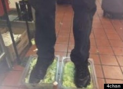 Ce a patit acest angajat de la Burger King la 15 minute dupa ce si-a facut aceasta fotografie