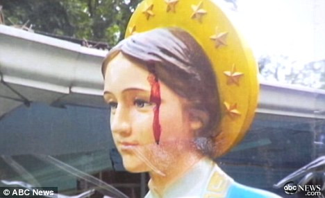 O statuie a Fecioarei Maria a inceput sa sangereze. Oamenii cred ca este un semn divin. VIDEO