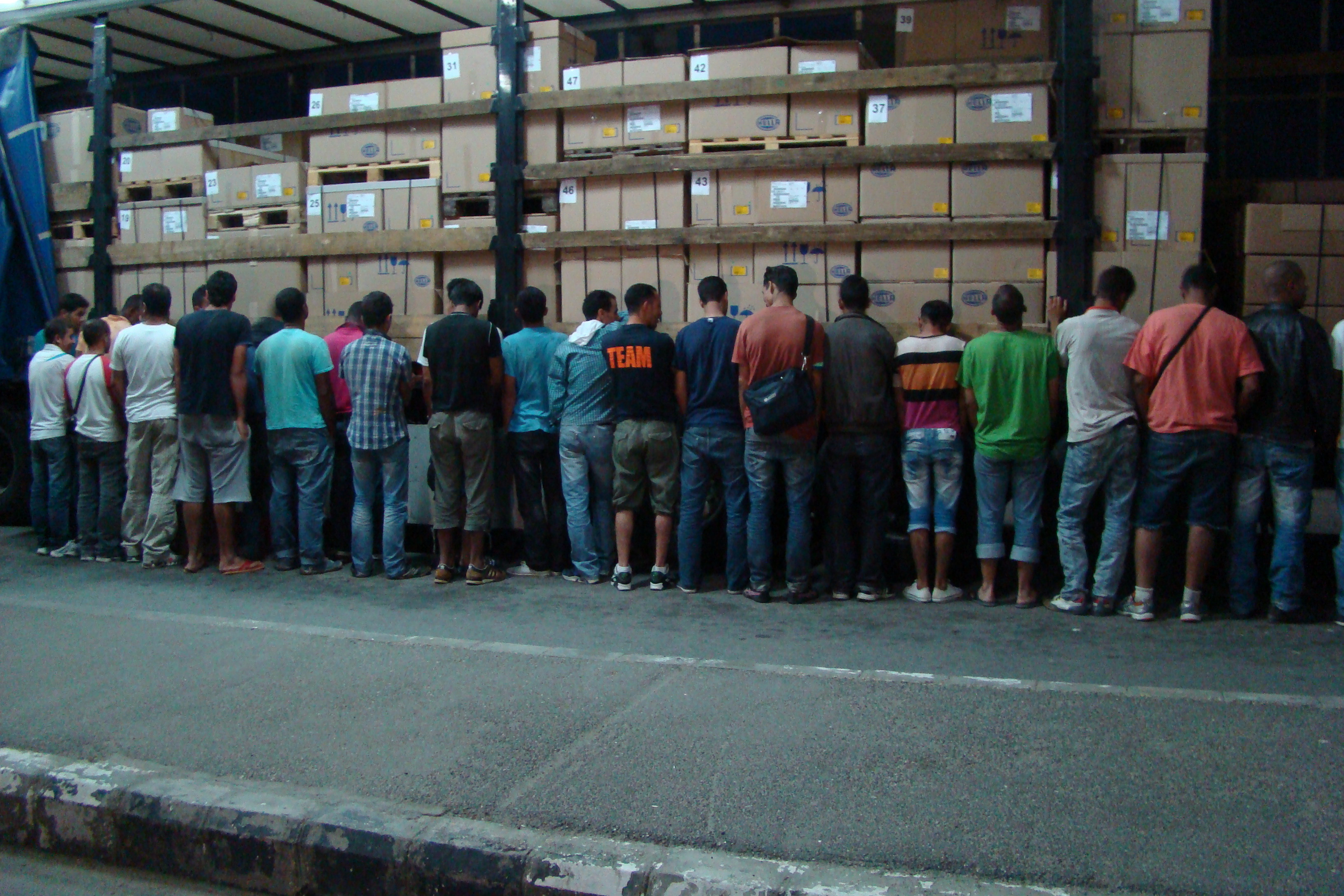 Zeci de migranti ascunsi intr-un TIR ce transporta piese auto spre Germania