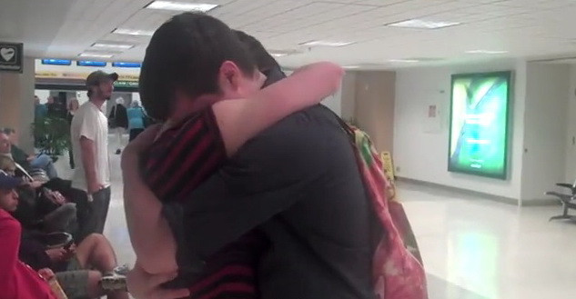 CLIPUL care merita TOATE LIKE-urile din LUME: Doi indragostiti se intalnesc prima oara, dupa cinci ani de relatie la distanta! VIDEO