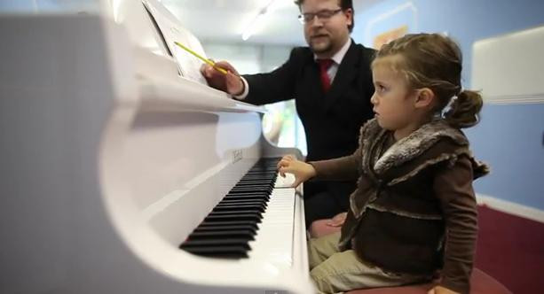 VIDEO. Micuta Mozart, fetita care la numai 2 ani a sustinut un concert de pian