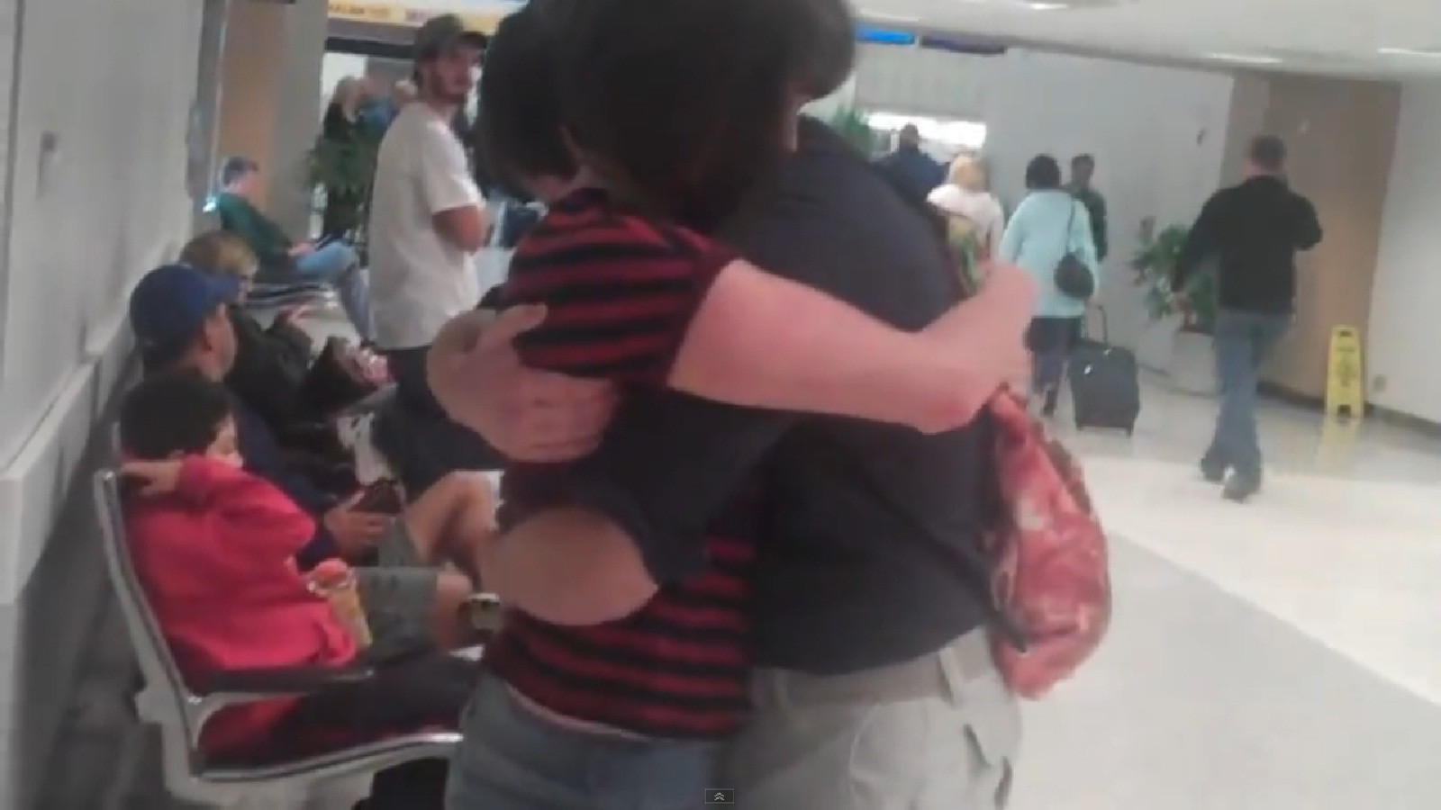 Clipul emotionant cu un cuplu care se vede pentru PRIMA DATA dupa 5 ani de relatie