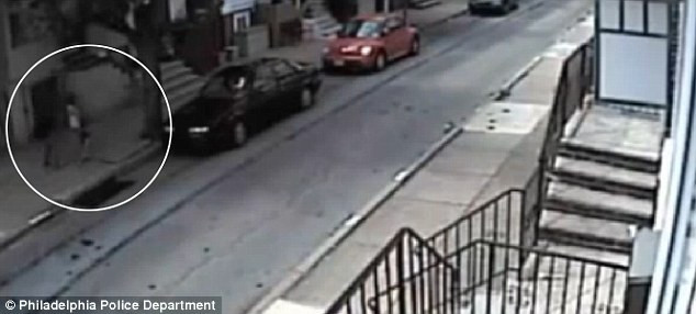 VIDEO. Cea mai mare teama a oricarui parinte, surprinsa de o camera de supraveghere, in plina zi