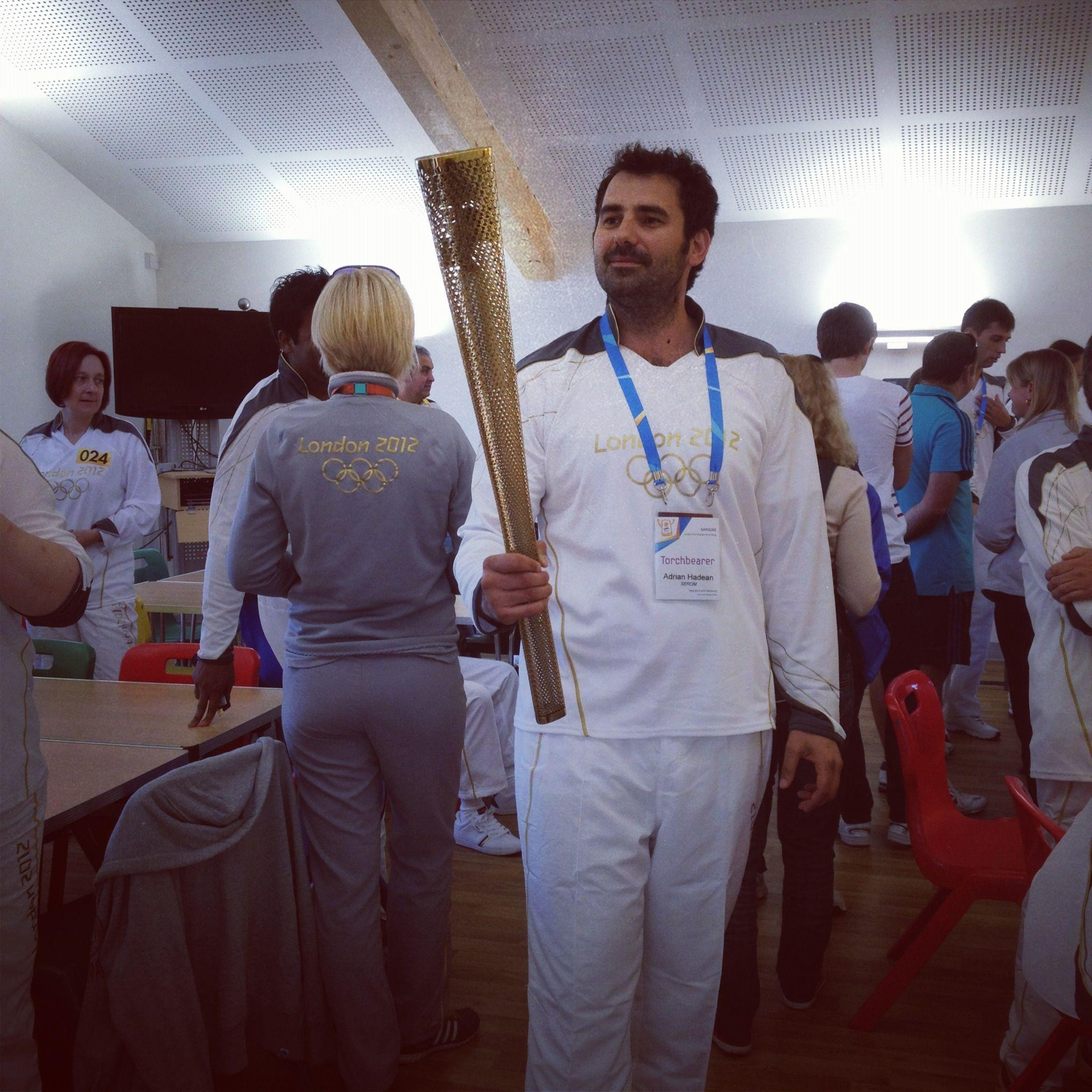 Adi Hadean a ajuns la Londra. Vezi cand va alerga cu torta din care izvoraste flacara olimpica