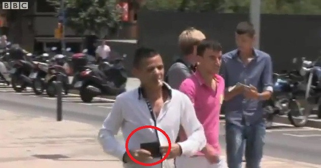 Hotii de buzunare, inclusiv romani, sunt GATA pentru OLIMPIADA. Cum fac schema Ronaldinho! VIDEO