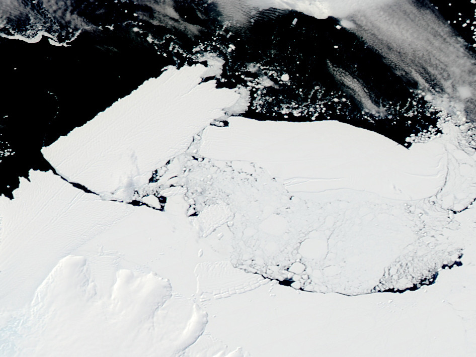 Un aisberg mai mare decat Bucurestiul s-a desprins din banchiza Groenlandei. De ce e fara precedent