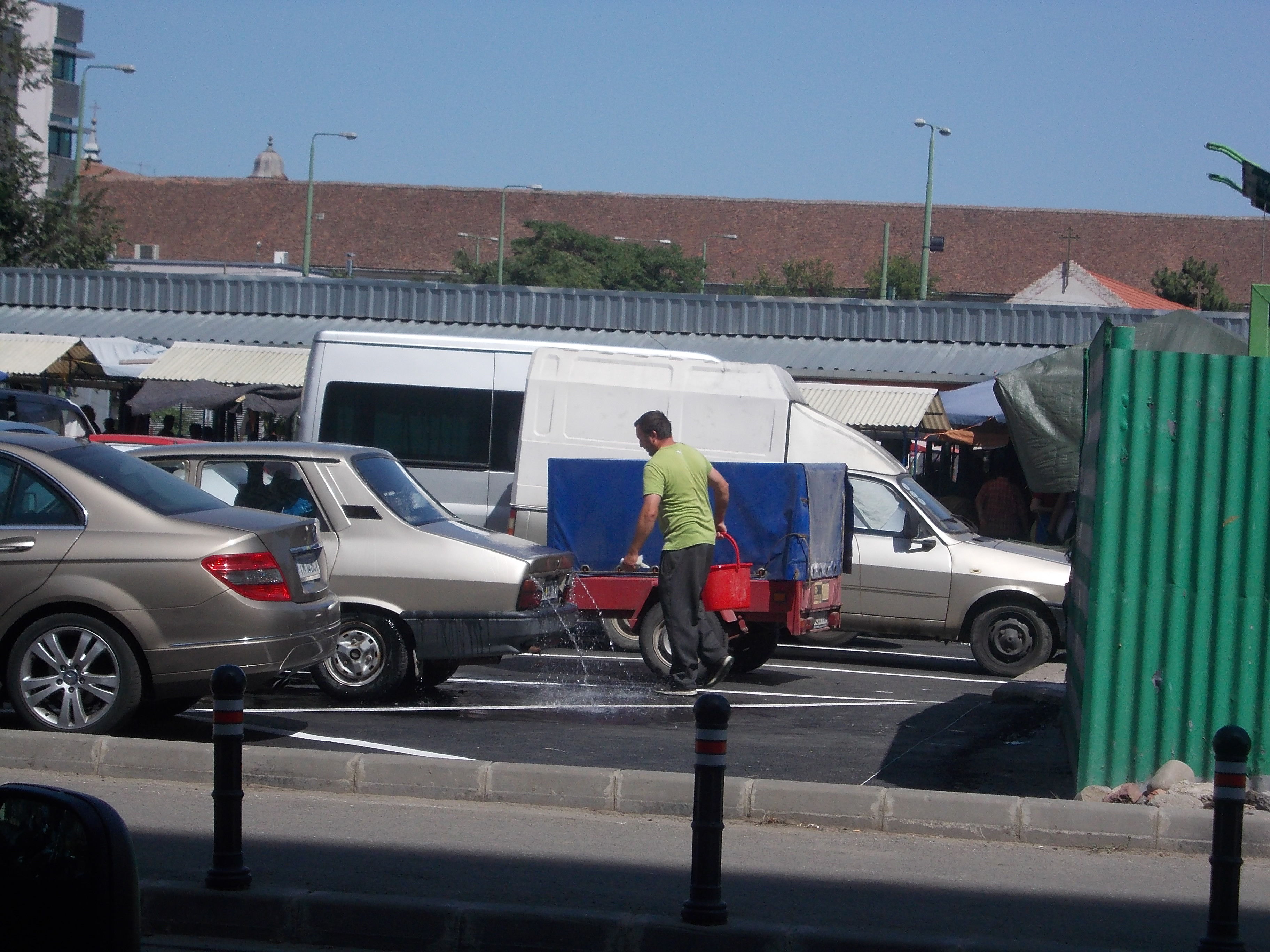 Parcarea din Piata 700, transformata in spalatorie auto. Vezi aici de ce a fost in stare un barbat