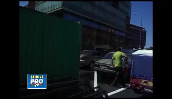 Inventivitate si economie. Iata unde a ales un barbat sa isi spele Dacia. VIDEO