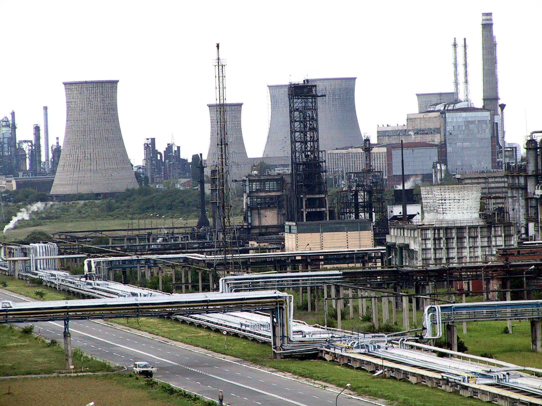 Incendiul din apropierea Rafinariei Arpechim a fost stins. Pompierii supravegheaza zona