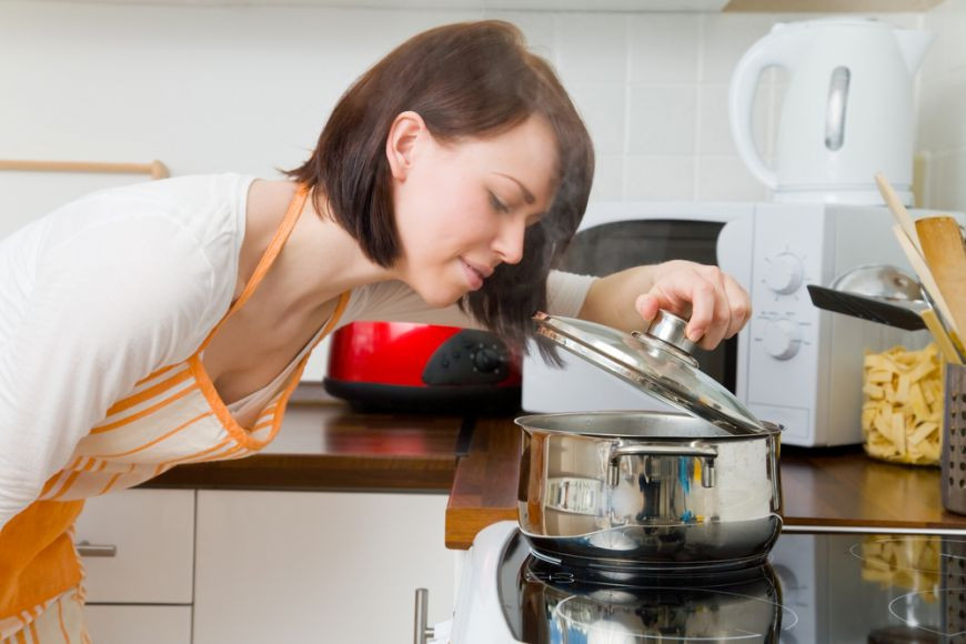 Semne ca esti un bucatar grabit. Vezi ce gesturi iti compromit activitatea la bucatarie