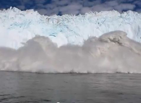 VIDEO. Momentul in care mai multi turisti dintr-o barca sunt la pas sa fie maturati de un val urias