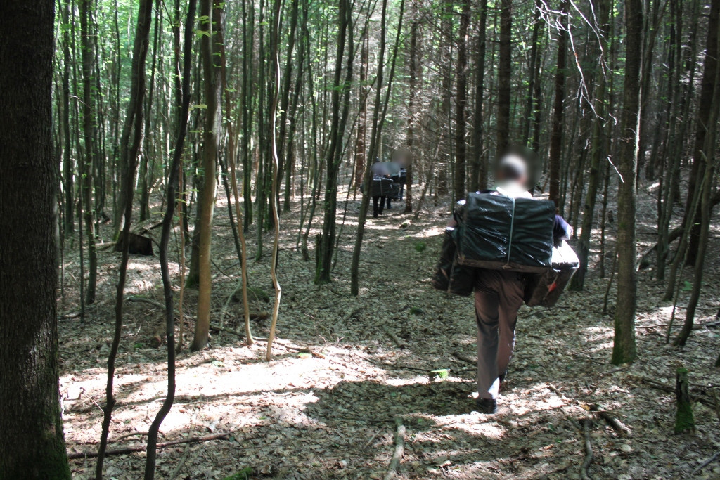 Contrabandisti cu ghinion. Peste 7.000 de pachete de tigari au fost abandonate la granite cu Ucraina
