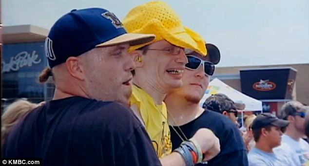 Gest impresionant facut de 2 straini pentru a ajuta un tanar paralizat sa-l vada pe idolul sau.VIDEO